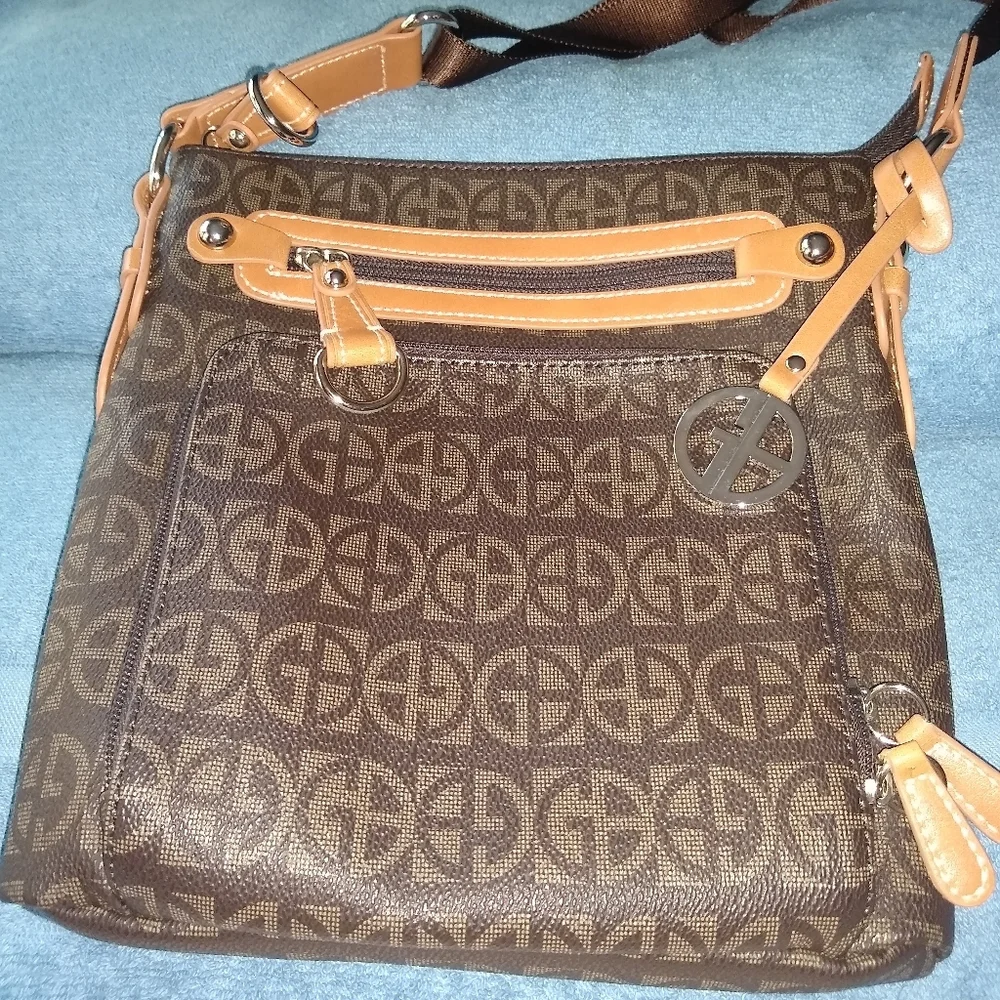 Giani Bernini block signature crossbody bag.